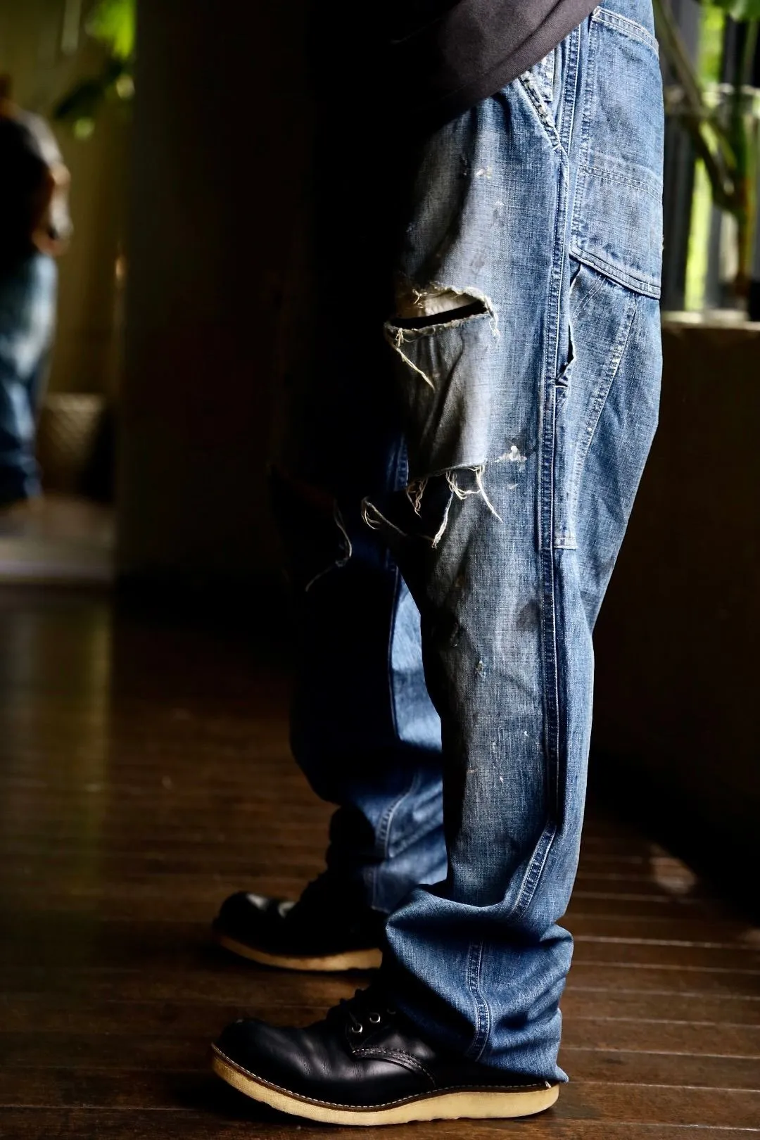 SAINT Mxxxxxx SAINT_DENIM PANTS/PAINTER /BLUE Logging trousers with knife-cut holes and splashed ink. Patch jeans. Blue S-XL. All accessories are molded and customized. Super heavy work. Washed and distressed. Knife-cut holes. Artificial splashed ink graffiti. Authentic version. Loose and stylish.